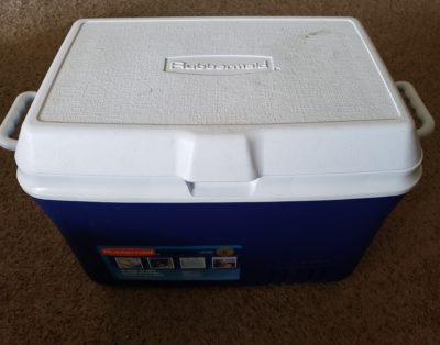 48 Quart Rubbermaid ice chest cooler